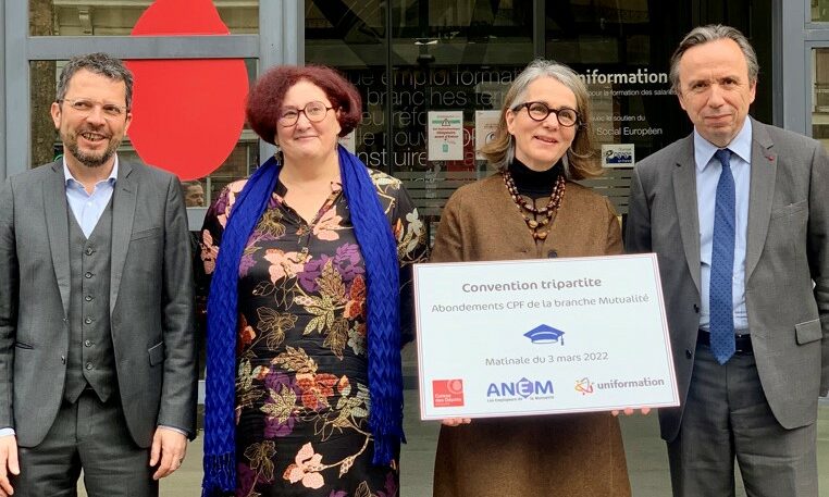 Photo de David CLUZEAU et Catherine GATTI, respectivement Vice-Président et Présidente d'Uniformation, Marie-Pierre LE BRETON, Présidente de l'ANEM, et Michel YAHIEL, Directeur des Politiques sociales de la Caisse des Dépôts.